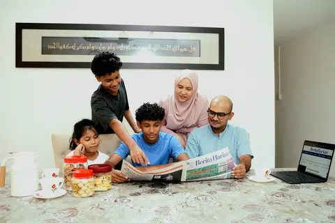 Keluarga Cik Saleha Mohamad Nor (atas kanan), membaca dan berbincang tentang artikel BH di meja makan. Bersama Cik Saleha ialah (mengikut pusingan jam bermula kanan) suami, Encik Mohamad Farouk Mohamad Yusoff, Umar Rayyan Mohamad Farouk, Umairah Mohamad Farouk dan Mohamad Mikhail Mohamad Farouk.
