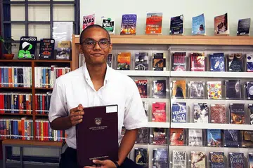 YAKIN MASA DEPAN: Pelajar Muhammad Asyraf Omar yang meraih keputusan baik dalam subjek pengkomputeran di Maktab Rendah Yishun Innova, ingin melanjutkan pelajaran dalam kejuruteraan pengkomputeran di NUS untuk melebarkan lagi pengetahuannya dalam sektor yang semakin berkembang itu. - Foto MAKTAB RENDAH YISHUN INNOVA