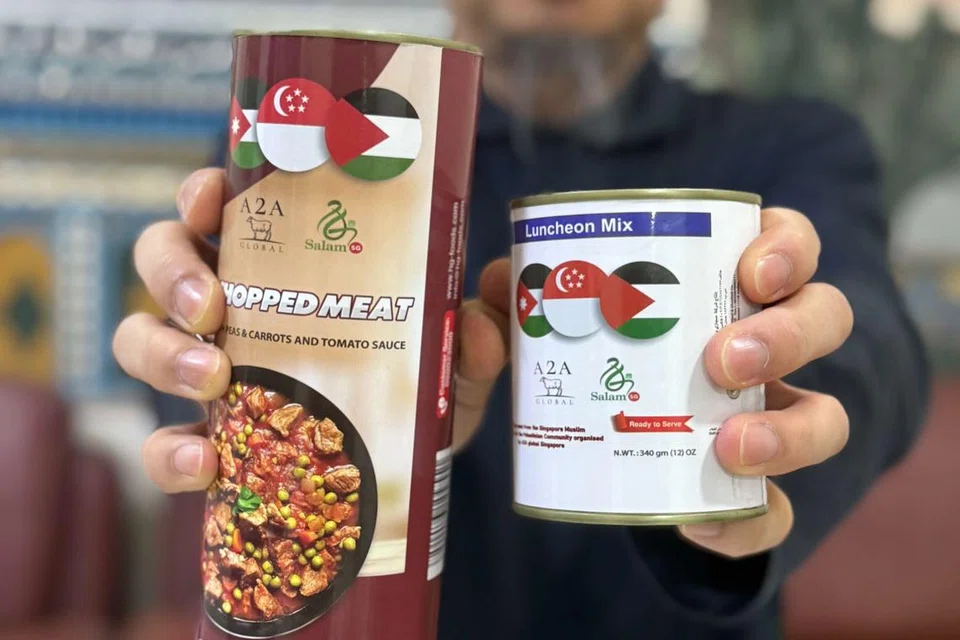 Daging korban dalam tin termasuk tin besar (kiri) yang mengandungi makanan sedia dimakan, dengan pelbagai resipi disesuaikan mengikut cita rasa rakyat Palestin, dan tin kecil yang diisi daging.