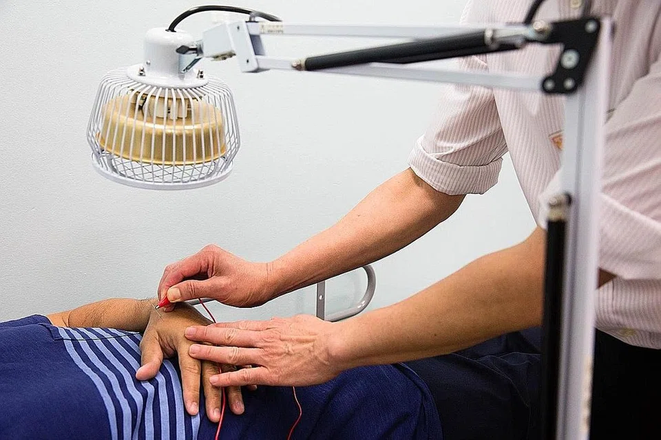 DIPERKENALKAN DI HOSPITAL AWAM: Pesakit yang menghadapi masalah seperti sakit pada tengkuk, bahu dan bahagian bawah tubuh belakang merupakan antara pesakit yang mendapatkan rawatan akupuntur - Foto SENGKANG HEALTH