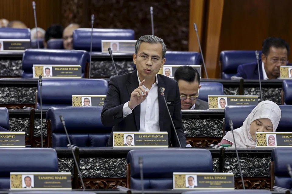 BANTERAS PERJUDIAN DALAM TALIAN: Menteri Komunikasi dan Digital, Encik Fahmi Fadzil, gesa penyedia perkhidmatan media sosial, supaya segera bertindak mengekang kegiatan perjudian dalam talian apabila diminta berbuat demikian. 