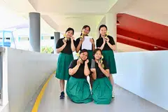 Pasukan Institusi Raffles (RI), yang dianggotai (barisan belakang, dari kiri) Andi’ Syafiah Andi’ Khalid, Siti Maisara Muhammad Rashik, Kelly Michelle Wang, (barisan depan, dari kiri) Marsha Shakirah Muchamed Sha’ari dan Ariana Atiqah Ramdzan, menjuarai pertandingan sulung, ‘Piala Podcast’, anjuran bersama Berita Harian (BH) dan Institut Millennia (MI) pada 4 Julai.