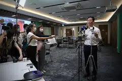 UMUM PERSETUJUAN: Menteri Pengangkutan Ong Ye Kung mengumumkan persetujuan secara prinsip untuk menubuhkan gelembung perjalanan udara (ATB) dua hala antara Singapura dengan Hong Kong semalam. - Foto BH oleh NG SOR LUAN