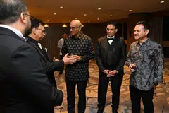 Presiden Tharman Shanmugaratnam (tiga dari kanan), semasa di majlis jamuan malam gala ulang tahun ke-70 Dewan Perniagaan dan Perusahaan Melayu Singapura (DPPMS), bersama Presiden DPPMS, Encik Abdul Malik Hassan (dua dari kanan); Pemangku Menteri Bertanggungjawab bagi Ehwal Masyarakat Islam, Encik Zaqy Mohamad (kanan); dan anggota lembaga pengarah DPPMS, Encik Azhar Othman (dua dari kiri) serta Encik Fazli Mansor, yang diadakan di Hotel Fairmont Singapore pada 23 Oktober.
