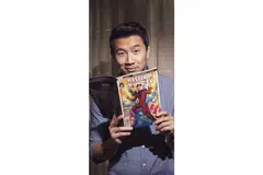 DARIPADA AKAUNTAN KEPADA ADIWIRA: Simu Liu merupakan akauntan dari China yang diberhentikan kerja sebelum meraih rezeki sebagai pelakon filem terkini Marvel 'Shang-Chi and the Legend of the Ten Rings'. - Foto INSTAGRAM SIMU LIU