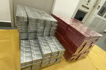 ANTARA YANG DIRAMPAS: Dua lelaki Indonesia yang ditangkap atas kesalahan memasuki Singapura secara haram membawa bersama mereka rokok yang tidak dibayar cukai. - Foto PASUKAN POLIS SINGAPURA