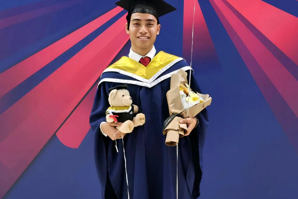 TEROKA BIDANG KERJAYA: Lulusan Sarjana Muda Kejuruteraan Aeroangkasa, Encik Yusuf Mohd Azwan, mengikuti program ‘Future of Series’ (Siri Masa Hadapan) anjuran Mendaki yang membantu buka mindanya mengenai sektor itu. 