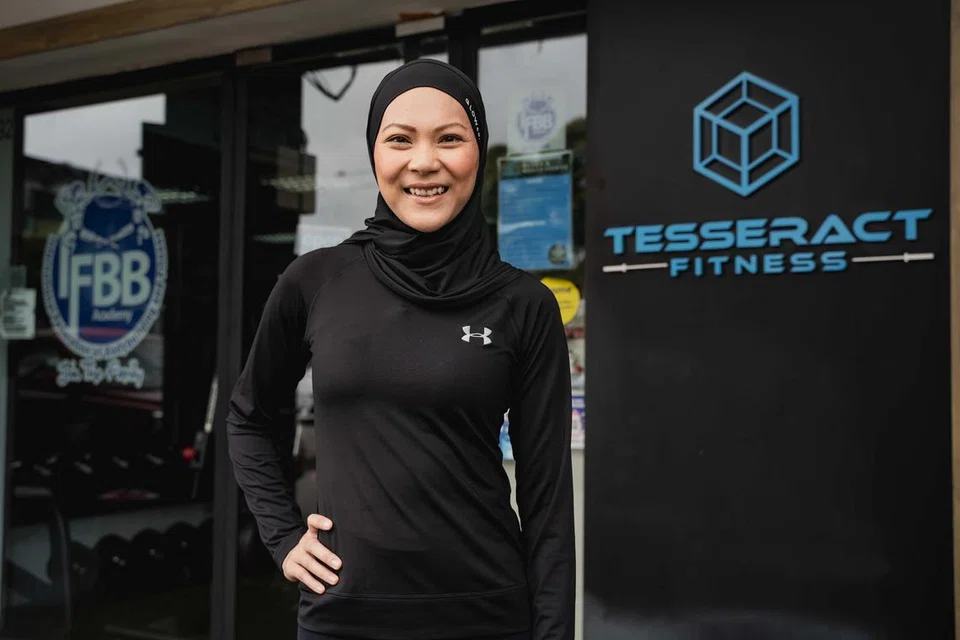 Pada usia 40 tahun, Cik Nurhasilah Rohaizat, atau lebih mesra dengan panggilan Shila, masih mempunyai potongan badan seperti seorang pramugari dengan wajah awet muda.