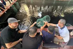 ‘Fandi’ (bukan nama sebenar), pesalah di bawah pengawasan penyelia masyarakat (dua dari kiri) bersama anaknya berusia 10 tahun (dua dari kanan) menangkap udang bersama di acara ‘Prawning with Dad’ anjuran Pusat Kebapaan (CFF) dan Bapa Sepanjang Hayat (BSH). Bersama mereka ialah relawan Bapa Sepanjang Hayat, Encik Bramsha Osman (kiri), dan penyelia masyarakat daripada Perkhidmatan Penjara Singapura, DSP Eddy Asmara Rahman (kanan).  
