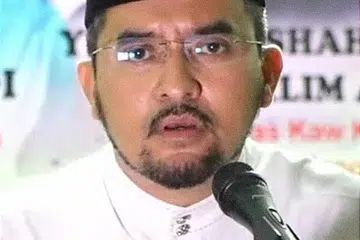 TOLAK CADANGAN: Setiausaha Agung Umno, Datuk Dr Asyraf Wajdi Dusuki, menyifatkan cadangan supaya pakar daripada masyarakat bukan Islam dilantik dalam Jawatankuasa Mengkaji Bidang Kuasa Mahkamah Syariah yang ditubuhkan kerajaan pada awal Disember sebagai “tidak berpijak di bumi nyata”.