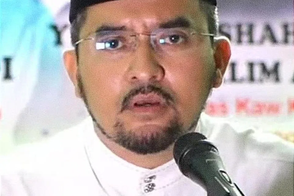 TOLAK CADANGAN: Setiausaha Agung Umno, Datuk Dr Asyraf Wajdi Dusuki, menyifatkan cadangan supaya pakar daripada masyarakat bukan Islam dilantik dalam Jawatankuasa Mengkaji Bidang Kuasa Mahkamah Syariah yang ditubuhkan kerajaan pada awal Disember sebagai “tidak berpijak di bumi nyata”.