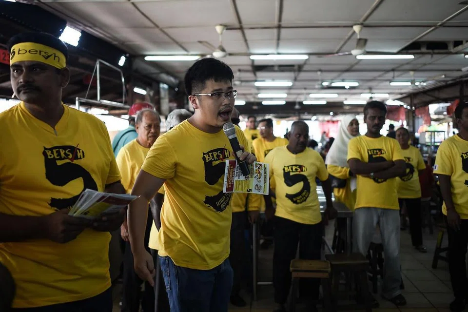 Gambar pada 11 November 2016 menunjukkan seorang anggota kumpulan Bersih menyampaikan ucapan di sebuah pasar basah di Ipoh, Perak, menjelang perhimpunan yang dirancang mereka di Kuala Lumpur pada Sabtu (19 Nov). 