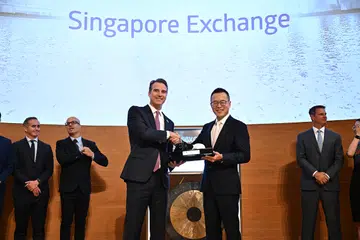 Pengarah urusan kanan SGX dan ketua jualan dan ciptaan global, Encik Pol de Win (kiri), bergambar bersama Ketua Pegawai Eksekutif AvePoint, Dr Jiang Tianyi, di majlis penyenaraian kedua syarikat itu pada 19 September.