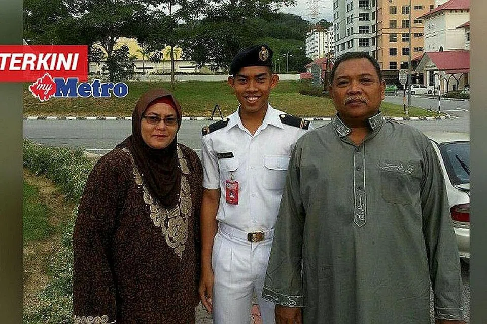 MANGSA PENDERAAN: Allahyarham Zulfarhan (tengah) bersama ibu bapanya - Cik Hawa Osman dan Encik Osman Zulkarnain - dalam gambar album. Allahyarham meninggal Khamis lalu di hospital setelah mengadu dibelasah dan ditekap dengan seterika wap. - Foto HARIAN METRO