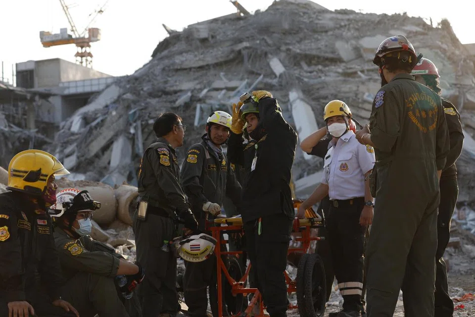 Para penyelamat mencari mangsa di tapak bangunan yang runtuh menyusuli gegaran bumi di Bangkok, Thailand pada 28 Mac. Dianggarkan sekitar 70 pekerja binaan hilang di tapak tersebut menyusuli gempa bermagnitud 7.7 diikuti itu yang berlaku di Myanmar dan gegarannya dirasakan sejauh Thailand.  