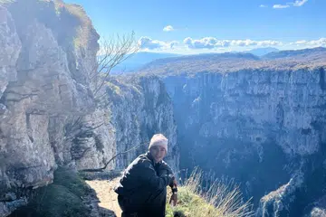Encik Zairie Yusri nikmati panorama di Vradeto, sebuah perkampungan gunung terpencil di wilayah Zagori, Greece. Kampung yang terletak pada ketinggian 1,340 meter dari aras laut itu merupakan kawasan tertinggi di Zagori, tersorok di bahagian utara Gaung Mezaria atau Lembah Mezaria.