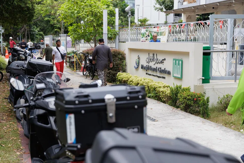 Jemaah yang menunaikan solat Jumaat di Masjid Darul Ghufran kini mempunyai pilihan tambahan untuk meletakkan motosikal di Our Tampines Hub (OTH), yang menawarkan tempat letak motosikal percuma dari 12 tengah hari hingga 2 petang, Isnin hingga Jumaat.