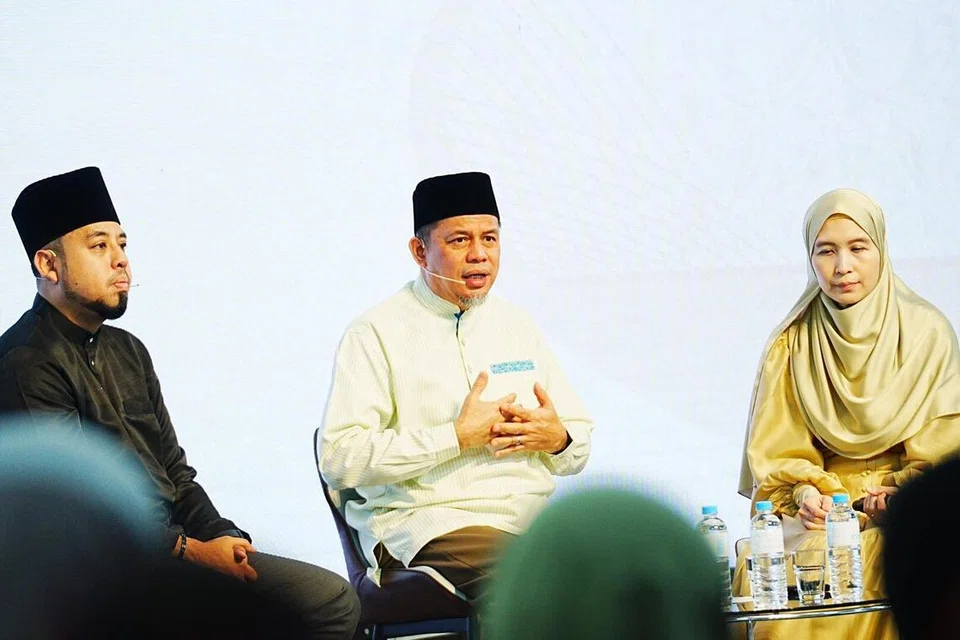 Forum agama membincangkan isu fiqah Ramadan untuk warga emas, berjudul ‘Solat dan Puasa untuk yang berusia’ – telah disampaikan tokoh agama dan kesihatan. Ahli panel termasuk (dari kiri) Pengurus Masjid Al-Iman, Ustaz Khairil Amri Abd Hamid; Imam Eksekutif Masjid Darul Ghufran, Ustaz Jamaluddin Abdul Wahab; dan Perunding Kanan (Jabatan Endokrinologi) Hospital Besar Sengkang, Dr Suezaini Zainudin. 