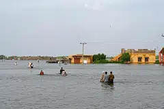 DITENGGELAMI AIR: Mangsa banjir di Sindh di Pakistan terjejas teruk ekoran hujan lebat dan banjir yang menyebabkan satu pertiga negara itu ditenggelami air.