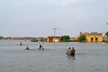 DITENGGELAMI AIR: Mangsa banjir di Sindh di Pakistan terjejas teruk ekoran hujan lebat dan banjir yang menyebabkan satu pertiga negara itu ditenggelami air.
