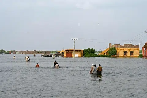 DITENGGELAMI AIR: Mangsa banjir di Sindh di Pakistan terjejas teruk ekoran hujan lebat dan banjir yang menyebabkan satu pertiga negara itu ditenggelami air.