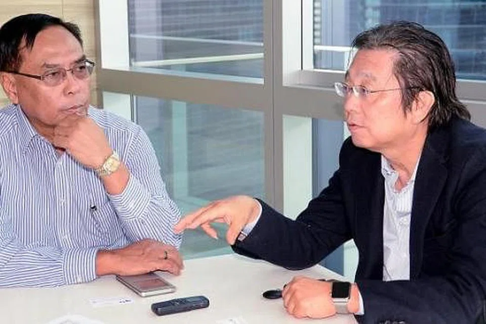 MUAFAKAT: Usahawan Encik Bokhari Abdul Razak (kiri) dan wakil Kamar Dagang Indonesia bahagian Jawa Barat, Pak Rusmin Widjaja, ditemui di kawasan Marina Bay baru-baru ini. - Foto-foto JOHARI RAHMAT dan fail