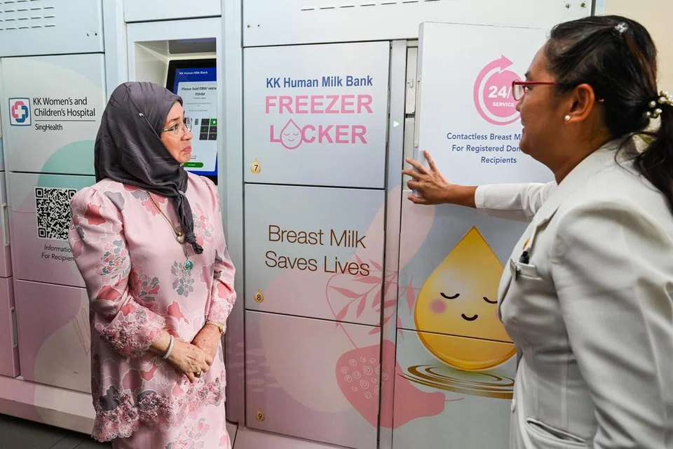 Tengku Ampuan Pahang Tunku Azizah Aminah Maimunah Iskandariah (kiri) turut melawat peti pembeku susu yang terletak di aras B2 Hospital Wanita dan Kanak-Kanak KK (KKH).