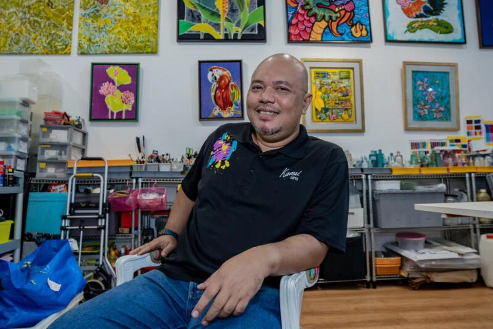 DEKAT DENGAN BATIK: Encik Kamal Dollah yang mengendalikan bengkel batik enggan generasi muda lupa tentang warisan mereka.