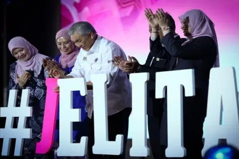 Timbalan Perdana Menteri Malaysia, Datuk Seri Dr Ahmad Zahid Hamidi (tengah) dibantu Menteri Perladangan dan Komoditi, Datuk Seri Dr Noraini Ahmad, menyempurnakan gimik perasmian Majlis Perasmian Penutup Hari Terbuka Jelita -12 Hours Sprint Training di Universiti Teknikal Malaysia Melaka (UTeM) di Durian Tunggal, Melaka, pada 27 Oktober.