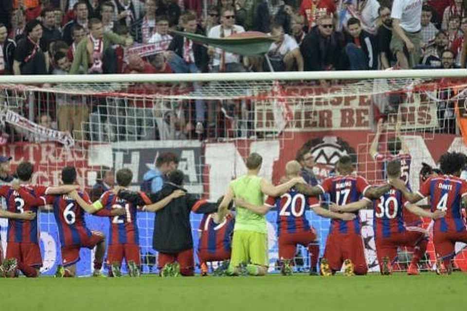 TERLALU GAGAH: Pemain Bayern Munich meraikan kemenangan dengan penyokong mereka selepas kemenangan 6-1 itu.