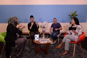 EDISI 'KPAK BING BING': Topik kahwin-kahwin dibincangkan dalam 'The BM Show' di mana naib kadi dan imam eksekutif Masjid Jamiyah Ar-Rabitah, Ustaz Muhamad Nuzhan Abdul Halim; dan pemilik syarikat katering Amani, Encik Mohamed Nor Ismail yang lebih dikenali sebagai Kino, mengongsi bagaimana majlis walimah dijalankan dalam keterbatasan Covid-19. - Foto BM oleh NUR HUMAIRA SAJAT