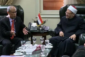 SALAM MUHIBAH: Encik Masagos mengunjungi Mufti Besar Mesir Dr Shawki Ibrahim Abdul Kareem 'Allam setibanya di Kaherah, pada Ahad (10 Mac).