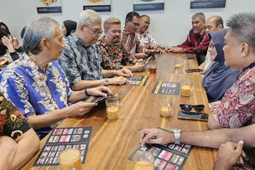 BINCANG HALA TUJU: Encik Salim Ebrahim Marican (tiga dari kiri), presiden sementara Konfederasi Sepak Takraw Singapura (KSS) atau Perses 2, bertemu beberapa jurulatih dan pengadil sepak takraw negara di Kandahar Street untuk berkongsi rancangan dan mendapatkan sokongan mereka untuk pembentukan Perses 2 bagi mengemudikan sukan tersebut ke hadapan.