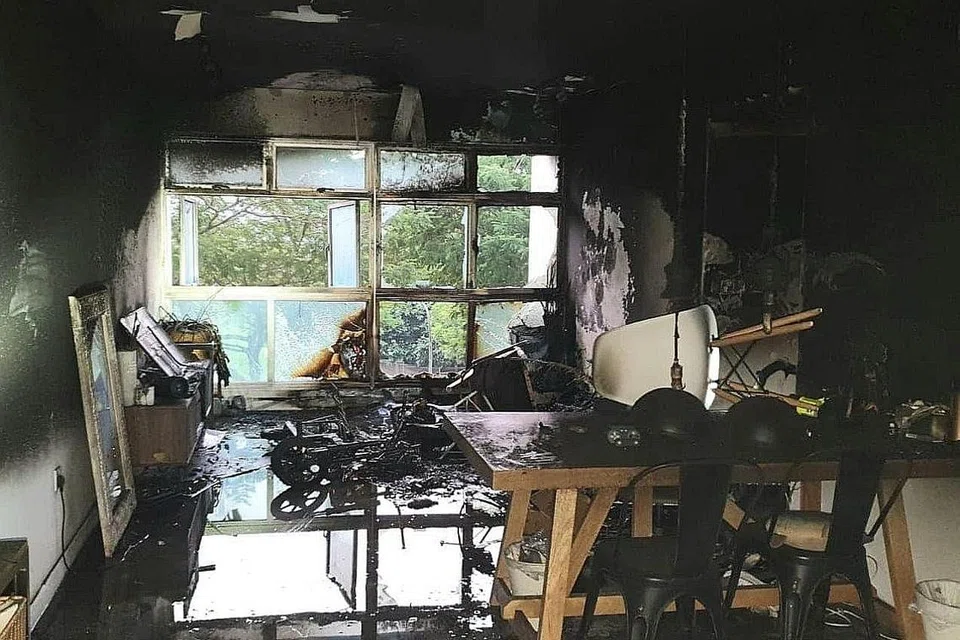 KEBAKARAN DI SENGKANG: Pasukan Pertahanan Awam Singapura (SCDF) dimaklumkan tentang kebakaran berlaku di tingkat empat Blok 443C Fernvale Road, pada Khamis - Foto ZAOBAO