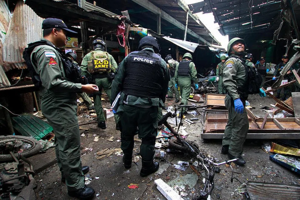 Anggota askar dan pegawai polis memeriksa tapak serangan bom di pasar yang terletak di Yala pada 22 Januari tahun ini. Foto: REUTERS 