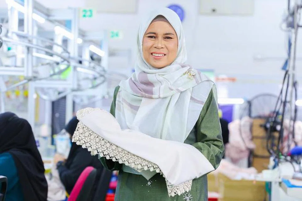 BERNIAGA TELEKUNG: Pengasas Siti Khadijah, Cik Padzilah Enda Sulaiman mula menghasilkan dan menjual telekung Siti Khadijah pada 2009 dan kini mempunyai lebih 49 butik di Malaysia, tiga di Indonesia dan satu di Singapura.