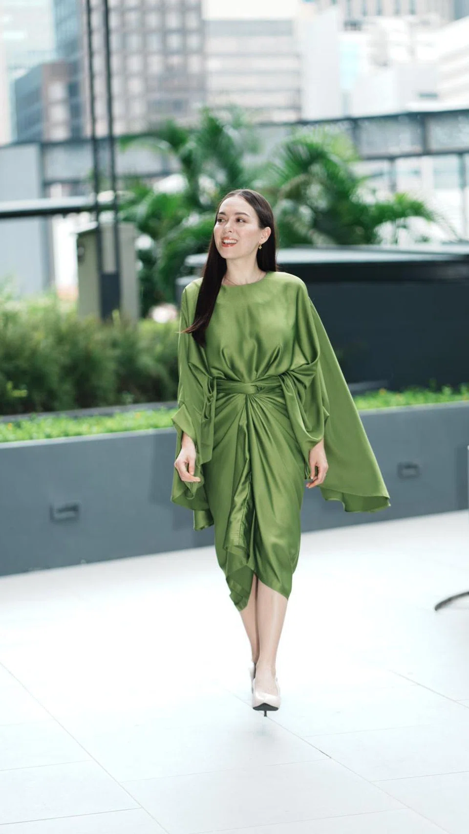 Siti Saleha sedang memperagakan salah satu koleksi baju kurung terbaru daripada jenamanya, Saleha X Atelier Fitton, yang dinamakan daripada watak Sofi dalam drama, ‘That Cover Girl’.