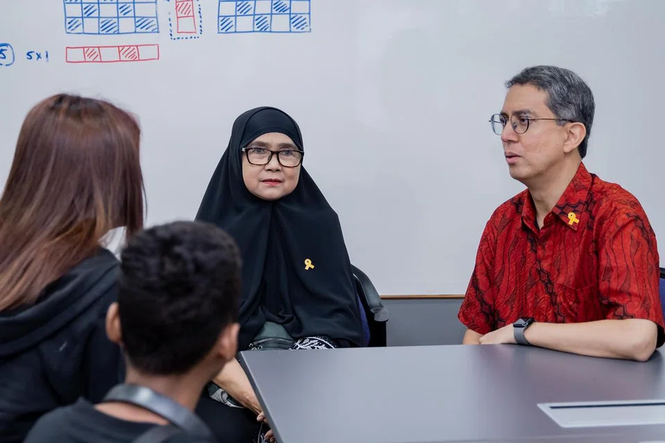 TANYA KHABAR: (Dari kanan) Menteri Negara (Ehwal Dalam Negeri merangkap Pembangunan Negara), Profesor Madya Muhammad Faishal Ibrahim, menyapa Cik Rosmayanti Yahya dan cucu-cucunya dalam majlis Sew Excited to Quilt anjuran Dana Pendidikan Harun Ghani (HGEF) pada 23 Disember.