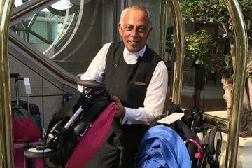 TERUS PERBAIKI KHIDMAT: Bagi mempertingkat khidmat kepada tamu Encik Khamis sedang berusaha belajar bertutur dalam bahasa Mandarin. - Foto THE RITZ-CARLTON