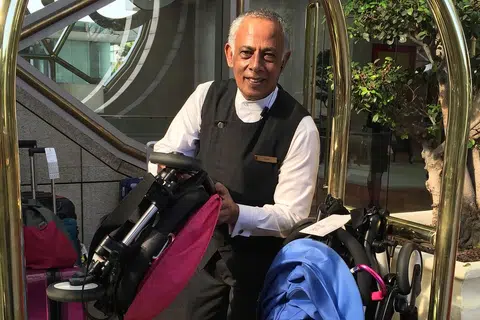 TERUS PERBAIKI KHIDMAT: Bagi mempertingkat khidmat kepada tamu Encik Khamis sedang berusaha belajar bertutur dalam bahasa Mandarin. - Foto THE RITZ-CARLTON