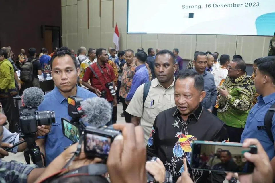 Menteri Dalam Negeri, Encik Tito Karnavian (dua dari kanan) menggesa ketua-ketua wilayah supaya segera menangani isu kenaikan harga barangan keperluan harian menjelang Ramadan dan Aidilfitri.