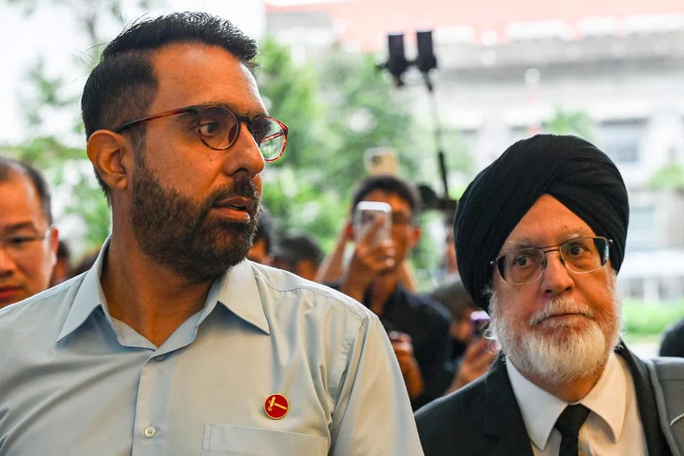 Setiausaha Agung Parti Pekerja (WP) dan Ketua Pembangkang, Encik Pritam Singh (kiri), meninggalkan mahkamah bersama bapanya, Encik Amarjit Singh (kanan), juga mantan Hakim Daerah dan pendakwa raya, pada 17 Februari.