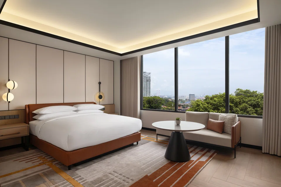 Bilik suite eksekutif di Sheraton Johor Bahru.