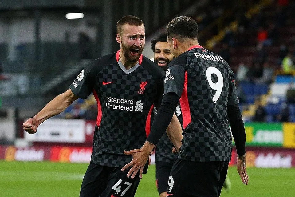 SEMAKIN HAMPIR: Pemain Liverpool, Nathaniel Phillips (kiri) meraikan gol kedua pasukan itu bersama Roberto Firmino ketika aksi Liga Perdana England menentang Burnley di Turf Moor. - Foto AFP