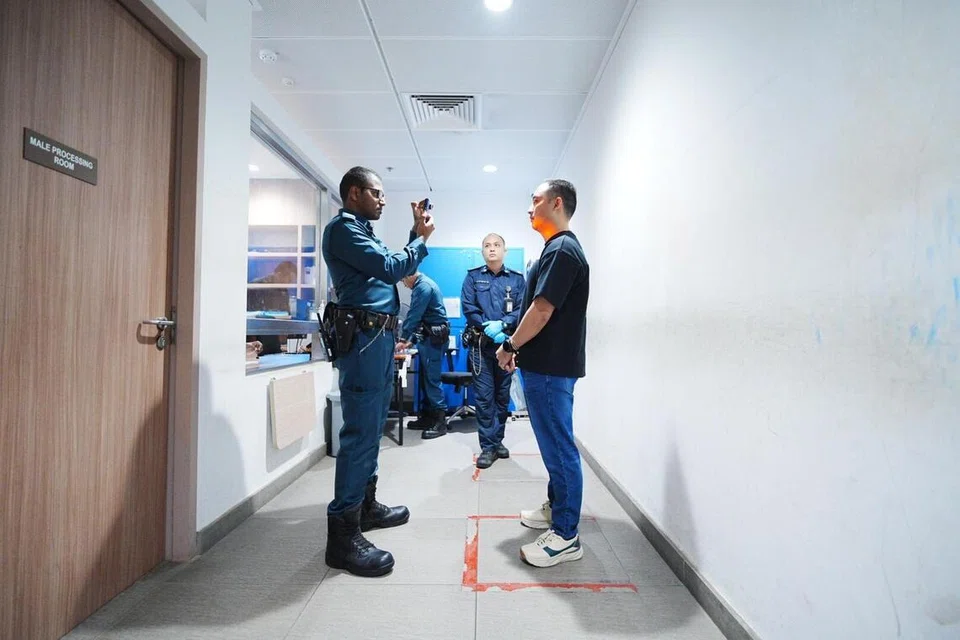 Tahanan melakukan prapendaftaran di sini, di mana gambarnya akan diambil sebelum menyerahkan barangan peribadi. Tahanan juga akan diperiksa badannya untuk memastikan tiada barang yang disimpan dan tidak diserahkan.