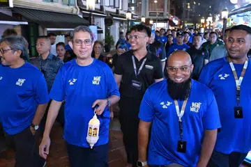Acara “Night Walk with Pelita: A Journey of Light & Reflection” bertujuan bukan sahaja untuk mengenalkan belia kepada tapak-tapak bersejarah Singapura, malah mempromosikan kempen “Void Vape” dan “Dadah Itu Haram”. Acara tersebut turut dihadiri oleh Pemangku Menteri Bertanggungjawab bagi Ehwal Masyarakat Islam, Profesor Madya Dr Muhammad Faishal Ibrahim (dua dari kiri) serta (dari kiri) Pengerusi Perikatan Kampong Gelam (KGA), Encik Zaki Ma’arof ; Pengasas bersama MEMBINA Community, Encik Jihad Suhaimi ; pengarah Syed’s Trader, Syed Muhammad Farit dan Pengurus Operasi, Syed’s Trader, Encik Mohd Yusoff Mohamed Nasser.