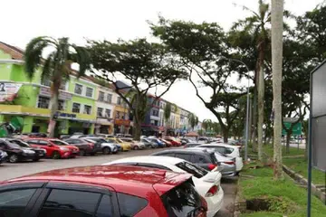 Lot kenderaan yang penuh dan sesak dengan ratusan kenderaan Malaysia yang bekerja di Singapura memenuhi lokasi di kawasan Medan Nusa Perintis 2, Gelang Patah.