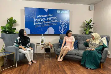 SALAH ANGGAP DIHURAI: Konsultan kanan pakar onkologi perubatan di Pusat Barah Parkway serta wakil dari BCF, Dr Wong Chiung Ing (tengah), dan Ustazah Kalthom Isa (kanan) di sesi perbincangan anjuran Berita Harian bersama moderator Shahida Sarhid. - Foto BH oleh AISYAH NORDIN