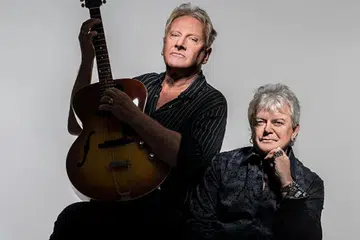 PENTINGKAN STAMINA: Graham Russell (kiri) dan Russell Hitchcock, anggota kumpulan Air Supply, mementingkan senaman dan pemakanan bagi meneruskan perjuangan dalam bidang muzik. - Foto MIAMI TIMES