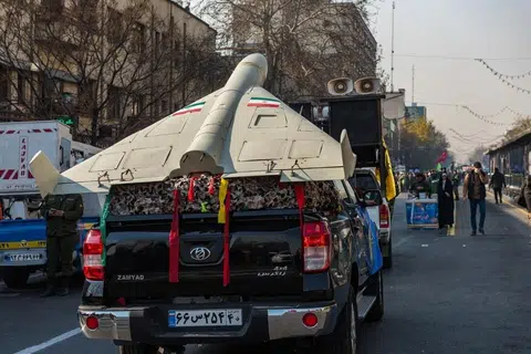 Sebuah trak membawa dron ‘Shahed-136’ ketika perarakan ketenteraan di Teheran pada 2025. Dron murah jenis ini kini menjadi antara senjata utama yang mengubah corak peperangan moden. 